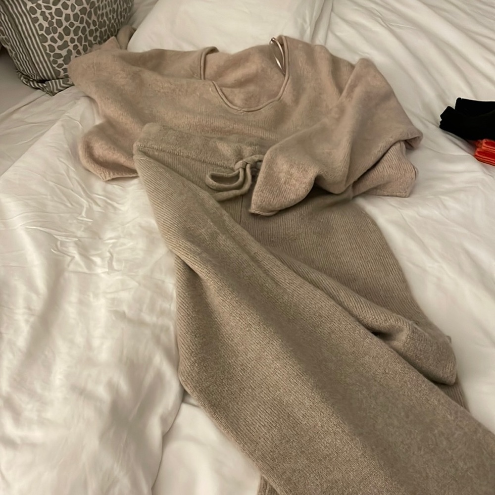 The group Babaton set sweater and matching pants